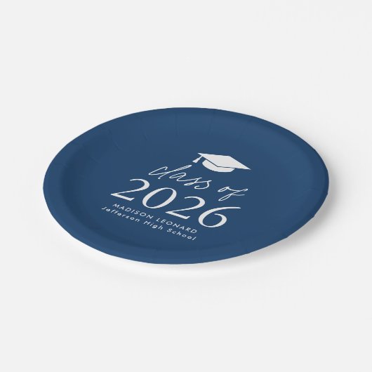 Moderne Klasse 2025 Script Navy Blue Abschluss Pappteller (Schrägansicht)