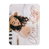 Moderne Klasse 2025 Terracotta Script Abschluss Magnet (Vertikal)