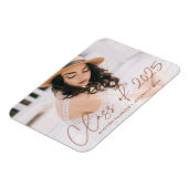 Moderne Klasse 2025 Terracotta Script Abschluss Magnet (Linke Seite)