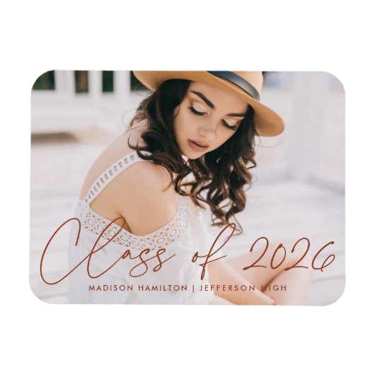 Moderne Klasse 2025 Terracotta Script Abschluss Magnet (Horizontal)