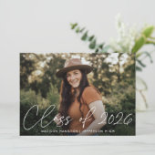 Moderne Klasse 2025 White Script Foto Abschluss Ankündigung (Stehend Vorderseite)