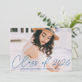 Moderne Klasse der Blue Script Graduation Party 20 Einladung (Stehend Vorderseite)