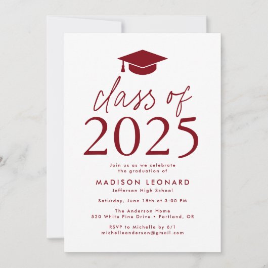 Moderne Klasse der Burgundy Graduation Party 2025 Einladung (Vorderseite)