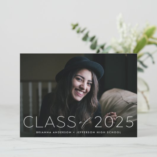 Moderne Klasse der Foto Graduation Party 2025 Einladung (Stehend Vorderseite)