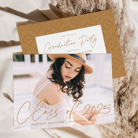 Moderne Klasse der Gold Script Graduation Party 20 Einladung