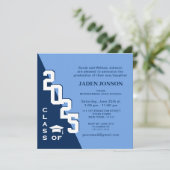 Moderne Klasse der Navy Blue Graduation Party 2024 Einladung (Stehend Vorderseite)