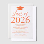 Moderne Klasse der Orange Graduation Party 2025 Pergament Einladungen (Versetzt)