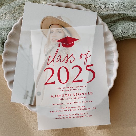 Moderne Klasse der Red Graduation Party 2025 Pergament Einladungen
