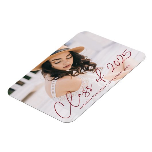 Moderne Klasse des Burgund-Script-Abschlusses 2025 Magnet (Linke Seite)