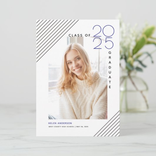 Moderne Klasse von 2025 Absolventen schwarz, blau Ankündigung (Stehend Vorderseite)