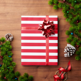 Moderne Klassik mit festlichem Rot und Weiß gestre Geschenkpapier