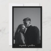 Moderne klassische Script-Foto Black Wedding Einladung (Rückseite)