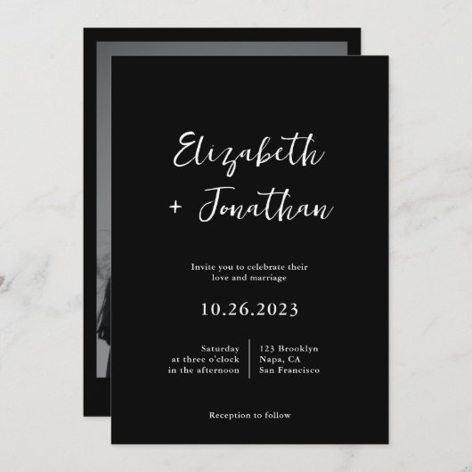 Moderne klassische Script-Foto Black Wedding Einladung (Vorne/Hinten)