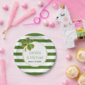 Moderne Klee & grüne weiße Streifen Irische Hochze Pappteller (Party)