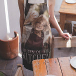 Moderne Königin des Küchen-Fotos | Name Schürze<br><div class="desc">Kennen Sie eine Frau,  die "Königin der Küche" ist? Ob es Kochen auf dem Ofen oder GRILLEN,  diese moderne Schürze ermöglicht es Ihnen,  ein Foto hochzuladen und den Text einschließlich Name anpassen. Das ist ein großartiges personalisiertes Geschenk für Mama,  Oma,  Bestfreund oder Schwester.</div>