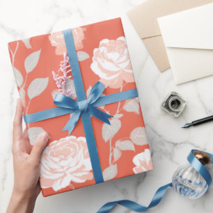 Moderne Korallen-Rosen-Weiß-Blumenmuster Geschenkpapier