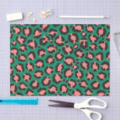 Moderne Korallenrosa Schwarzer Grüner Leopard Tier Seidenpapier (Handwerk)