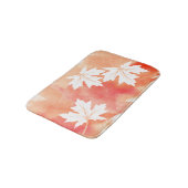 Moderne Korallenwasserfarbe und Blätter aus weißem Badematte (Schrägansicht)