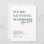 moderne kühle Minimal Dusty Blue Wavy Hochzeit Einladung (Vorderseite)