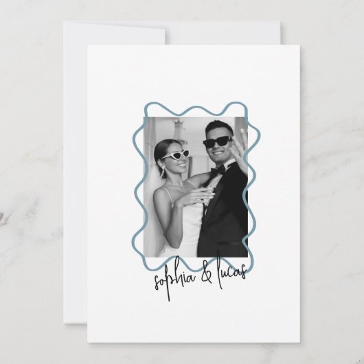 moderne kühle Minimal Dusty Blue Wavy Hochzeit Einladung (Rückseite)