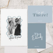 moderne kühle Minimal Dusty Blue Wavy Hochzeit Einladung