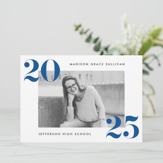 Moderne, kühne 2025 Blue Foto Graduation Party Einladung (Stehend Vorderseite)