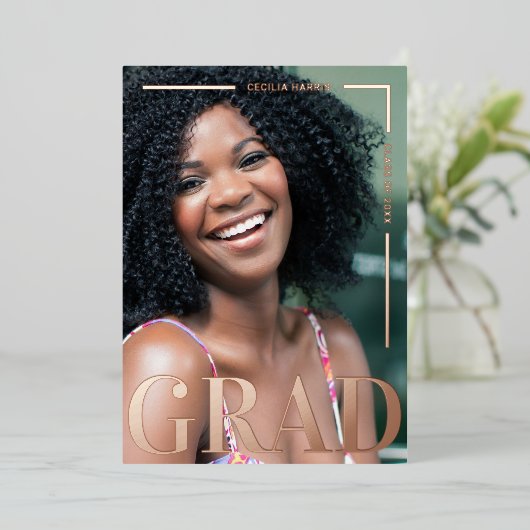 Moderne kühne Rose Gold Grad Foil Einladung (Stehend vorne)