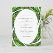 Moderne kühne tropische Blätter Hochzeit | Licht Einladung (Stehend Vorderseite)