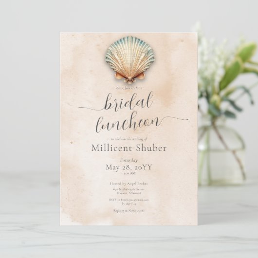Moderne Küste Seashell Sand Bridal Luncheon Einladung (Stehend Vorderseite)