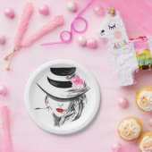 Moderne Lady mit Hutpapier-Tellern Pappteller (Party)