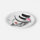 Moderne Lady mit Hutpapier-Tellern Pappteller (Schrägansicht)