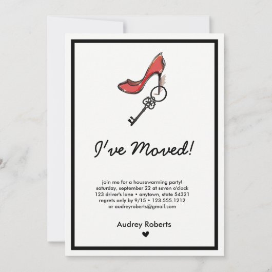Moderne Lady's Housewarming Party Key & High Heel Einladung (Vorderseite)