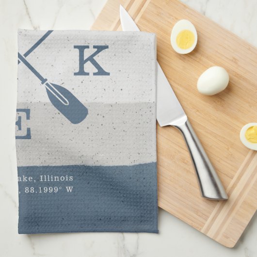 Moderne Lake House Custom Coordinates Geschirrtuch (Viertel Falte)