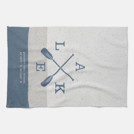 Moderne Lake House Custom Coordinates Geschirrtuch (Horizontal)