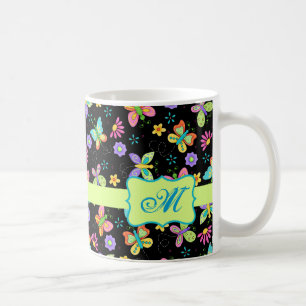 Moderne launische Schmetterlinge auf schwarzem Kaffeetasse