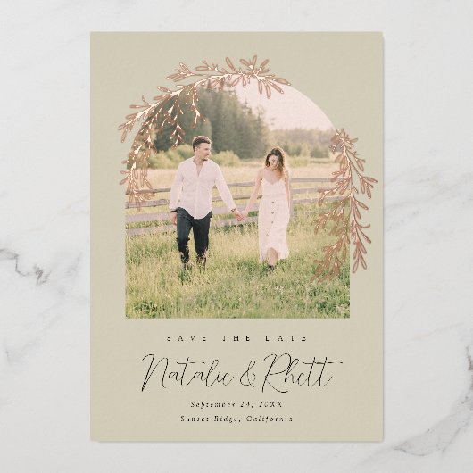 Moderne Laurel Leaf Archway Wedding retten das Dat Folieneinladung (Vorderseite)