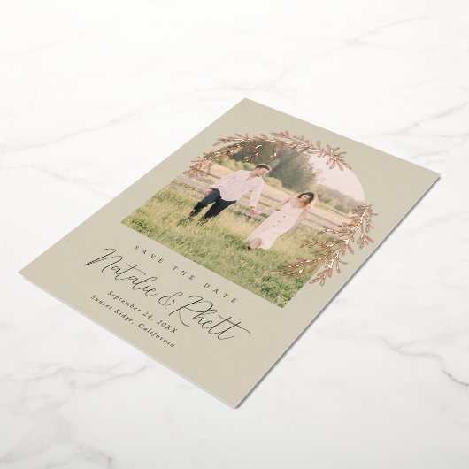 Moderne Laurel Leaf Archway Wedding retten das Dat Folieneinladung (Gedreht)