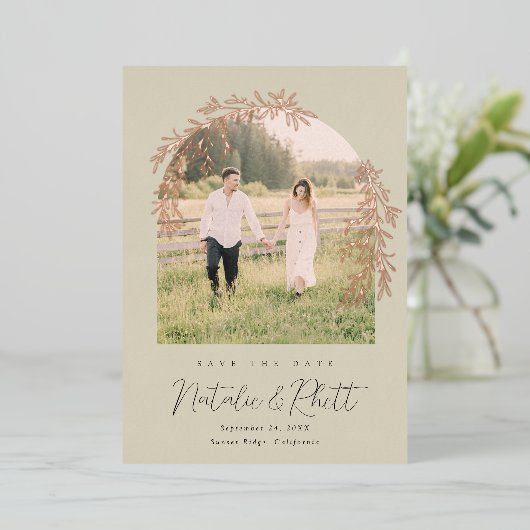 Moderne Laurel Leaf Archway Wedding retten das Dat Folieneinladung (Stehend vorne)