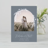 Moderne Laurel Leaf Archway Wedding retten das Dat Folieneinladung (Stehend vorne)