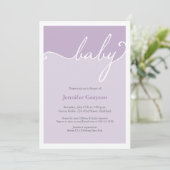 Moderne Lavender Calligraphy Script Baby Dusche Einladung (Stehend Vorderseite)