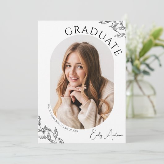 Moderne Leaf-Schwarz-weiß-2-Foto-Graduierungsparte Einladung (Stehend Vorderseite)