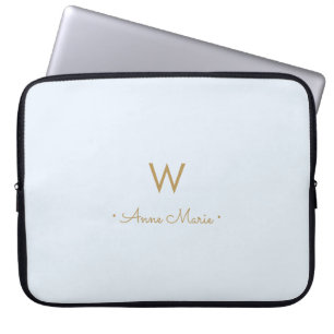 Moderne leichte Staubblau-Gold-Schrift-Monogramm Laptopschutzhülle