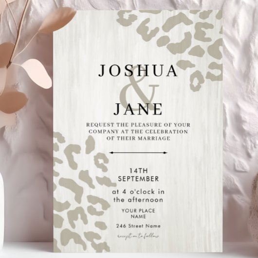 Moderne Leopard Print Neutral Wedding Einladung
