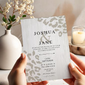 Moderne Leopard Print Neutral Wedding Einladung