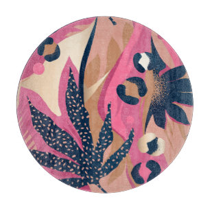 Moderne Leopardenhaut, exotische Blüte. Schneidebrett