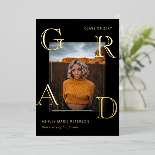 Moderne Letters Grad Black Gold Foto Abschluss Folieneinladung (Stehend vorne)