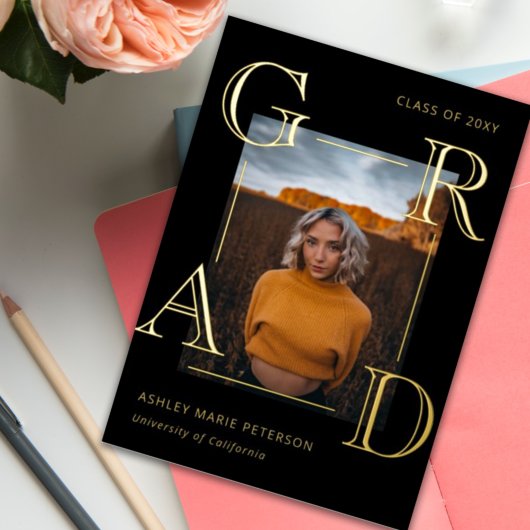 Moderne Letters Grad Black Gold Foto Abschluss Folieneinladung