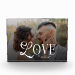 Moderne Liebe Benutzerdefinierte Hochzeitsfoto-Paa Fotoblock<br><div class="desc">Feiern Sie Ihre Liebesgeschichte mit diesem modernen Liebes-Custom-Wohngestaltungs-Foto für Paare mit Monogramm-Druck — einem zeitlosen Erinnerungsstück,  das Ihren Lieblingsmoment in elegante Heimdekoration verwandelt. Mit Ihrem gewählten Foto,  gepaart mit einem sauberen,  zeitgenössischen Monogramm,  ist dieses personalisierte Kunstwerk das perfekte Geschenk für Hochzeiten,  Verlobungen,  Jahrestage oder eine romantische Auffrischung des Zuhauses.</div>