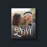 Moderne Liebe Benutzerdefinierte Hochzeitsfoto-Paa Leinwanddruck<br><div class="desc">Verwandeln Sie Ihr Lieblings-Hochzeits- oder Verlobungsfoto in ein atemberaubendes Wandkunstwerk mit diesem modernen,  individuellen Leinwanddruck mit dem Monogramm des Paares. Entworfen mit sauberen Linien,  moderner Typografie und einem eleganten Monogramm,  verwandelt diese Leinwand Ihren besonderen Moment in ein bedeutungsvolles Dekorationsstück,  das elegant,  intim und für immer stilvoll wirkt.</div>