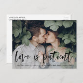 Moderne Liebe für Pinselskripte ist Patientenverzö Ankündigungspostkarte (Vorne/Hinten)